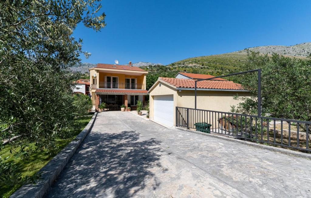 House with pool Ela