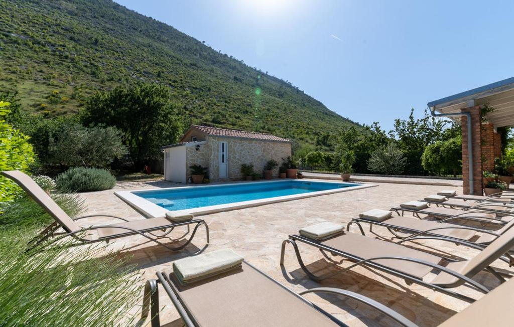 House with pool Ela