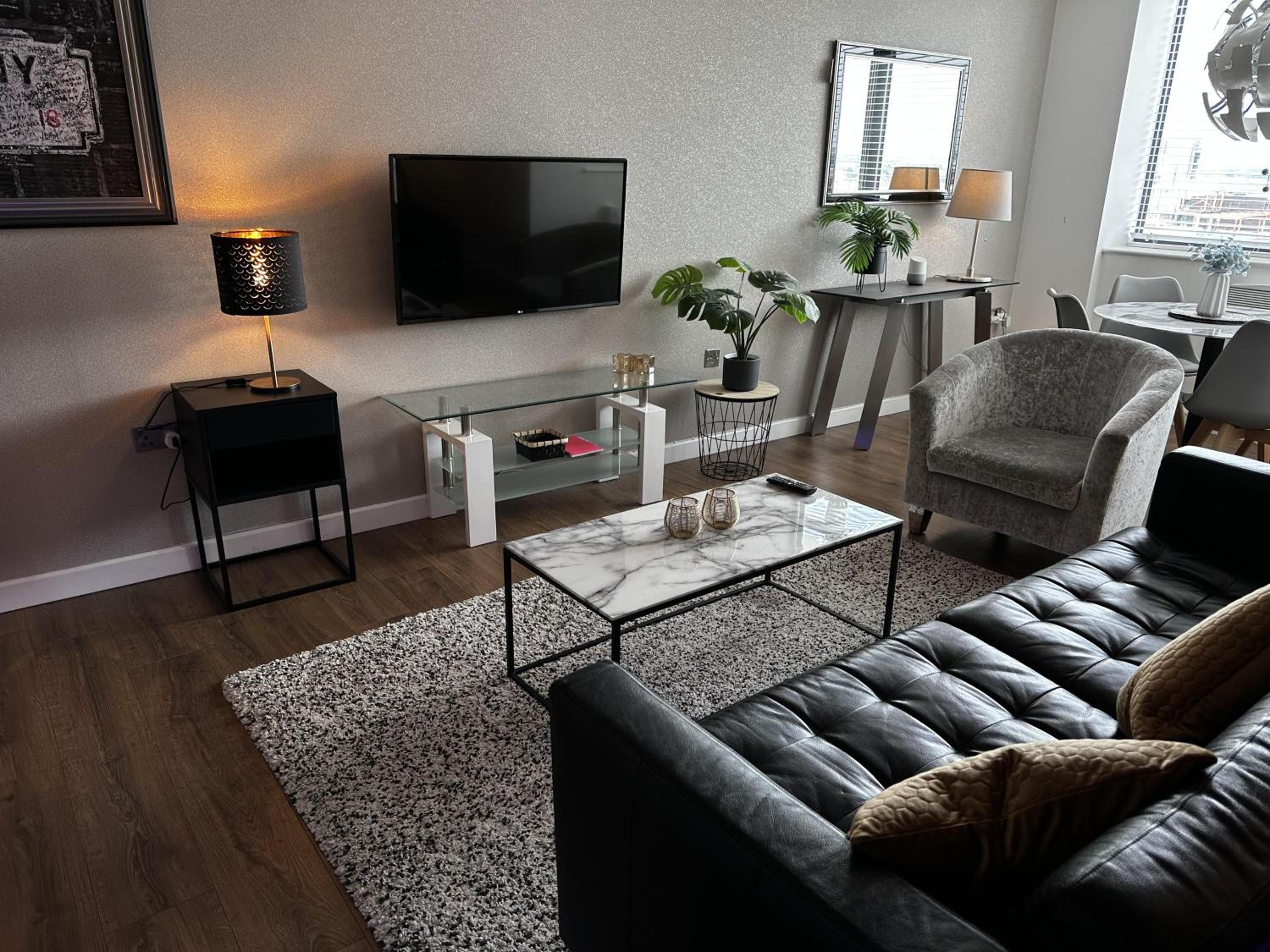 Stunning two bed city Center apartment view 4