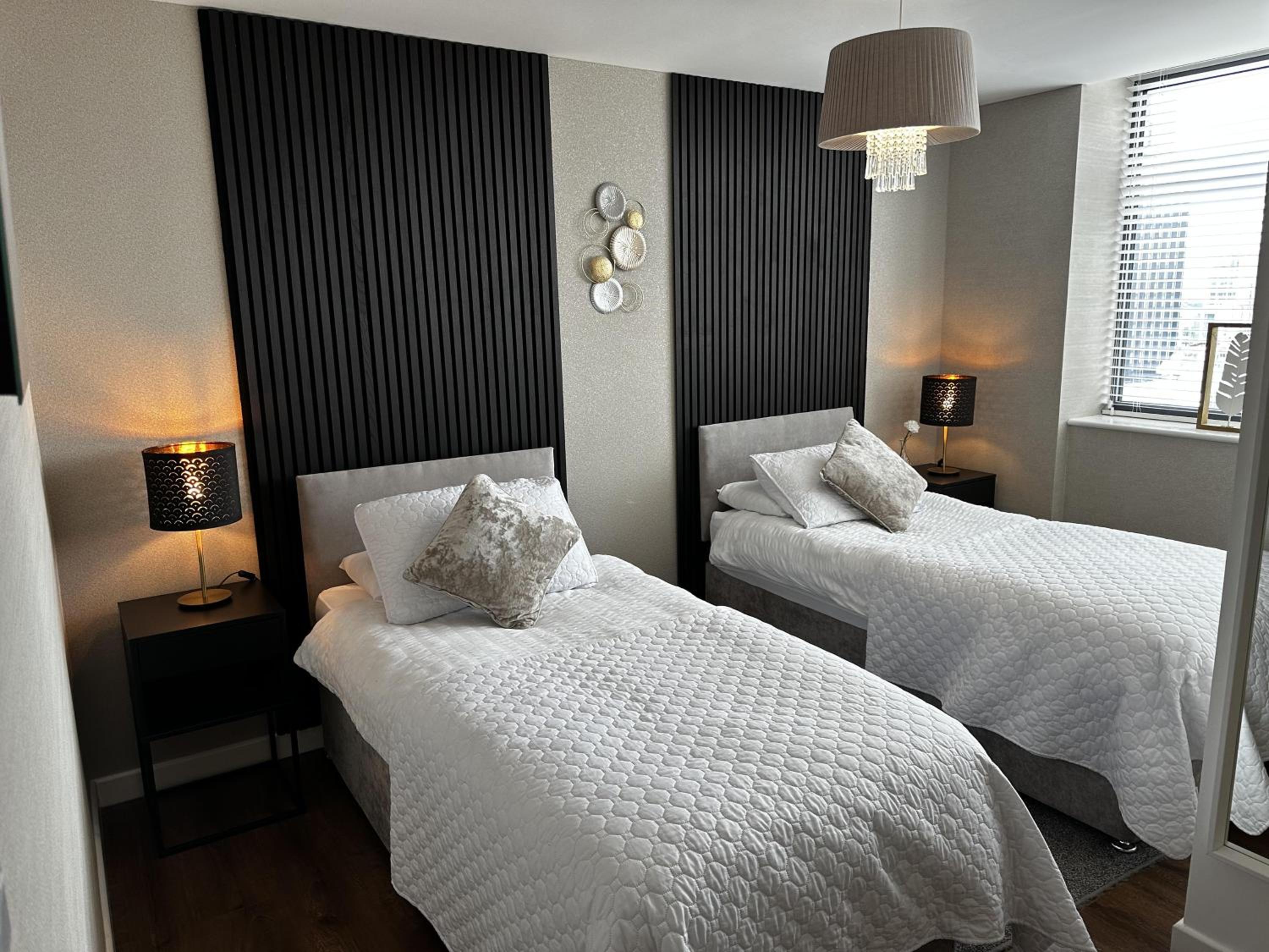 Stunning two bed city Center apartment view 5
