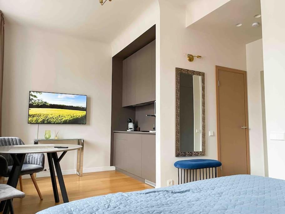 Modern Center Studio Apartment