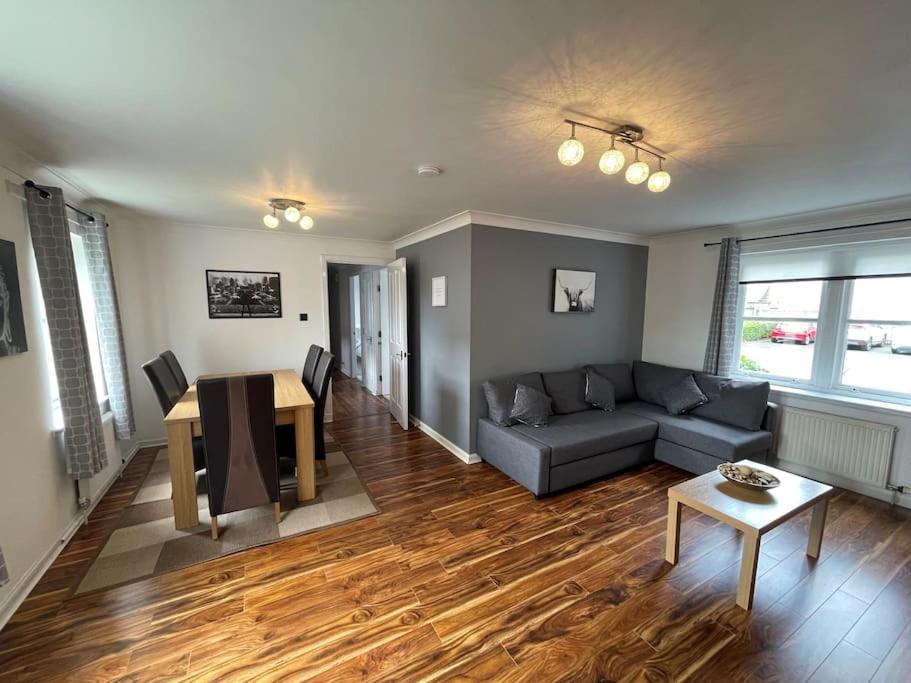 2 Bedroom Apartment near Glasgow Airport view 3