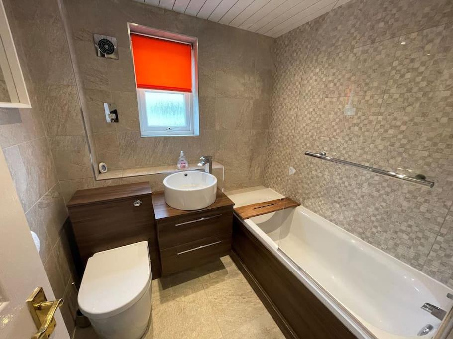 2 Bedroom Apartment near Glasgow Airport view 2