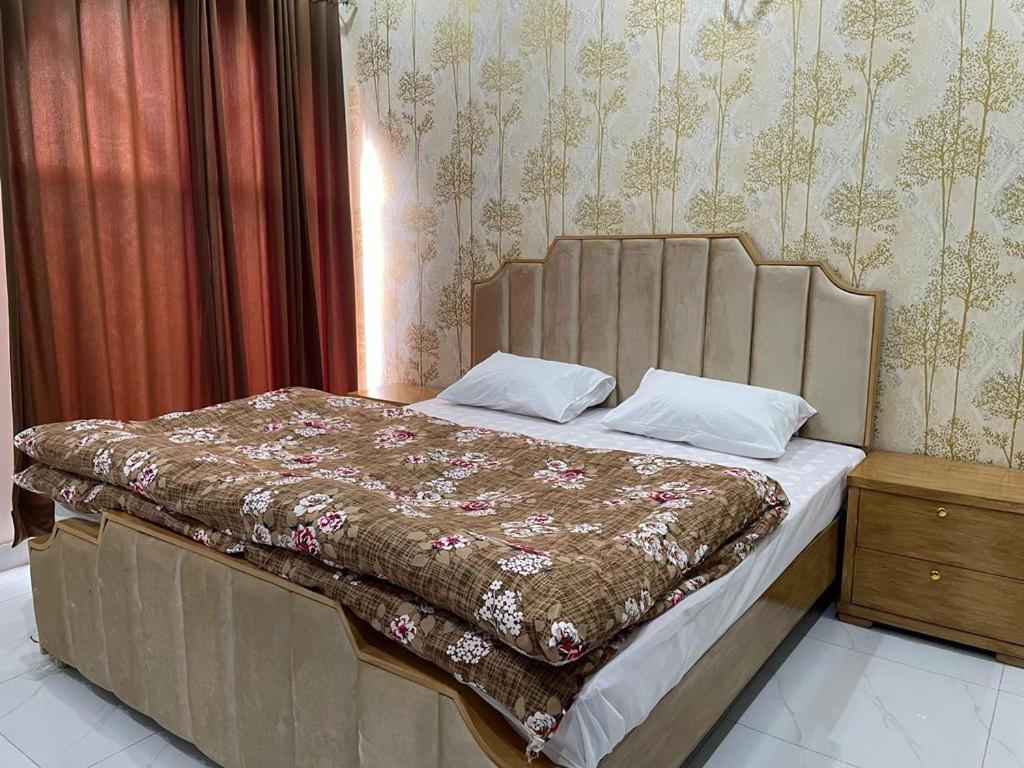 Spacious 3 Bedroom Stay DHA Lahore view 2