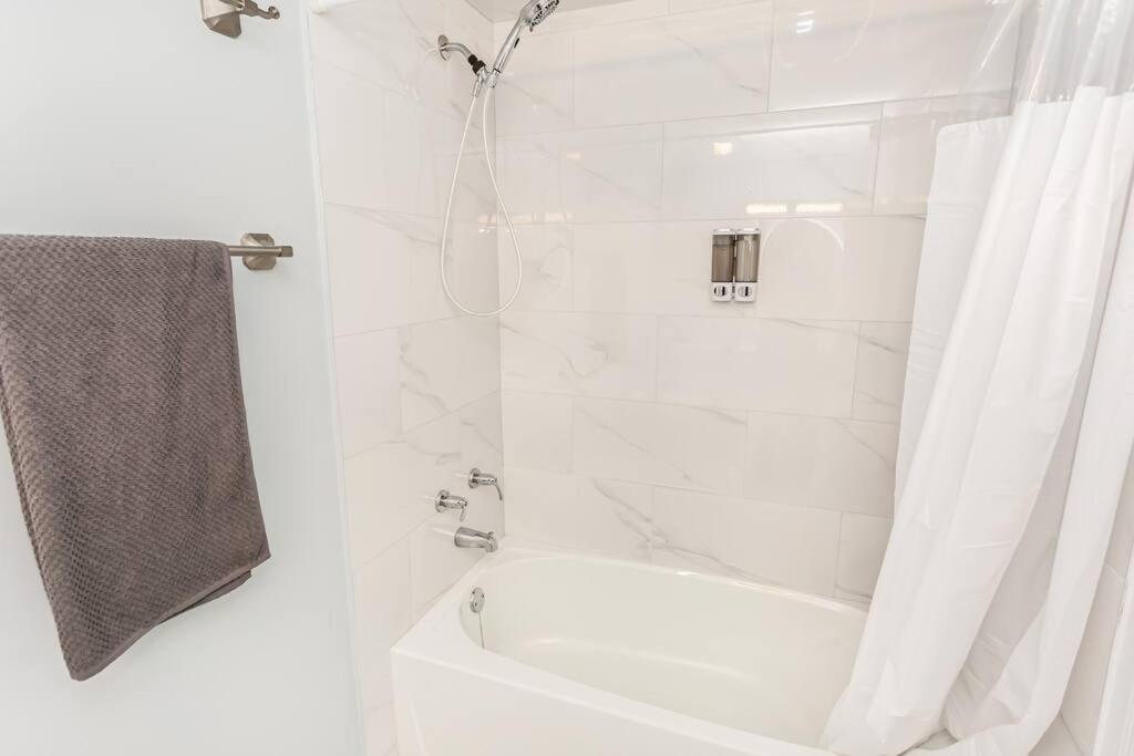 Upscale 3BR/2.5BATH House +Games room and Yard!