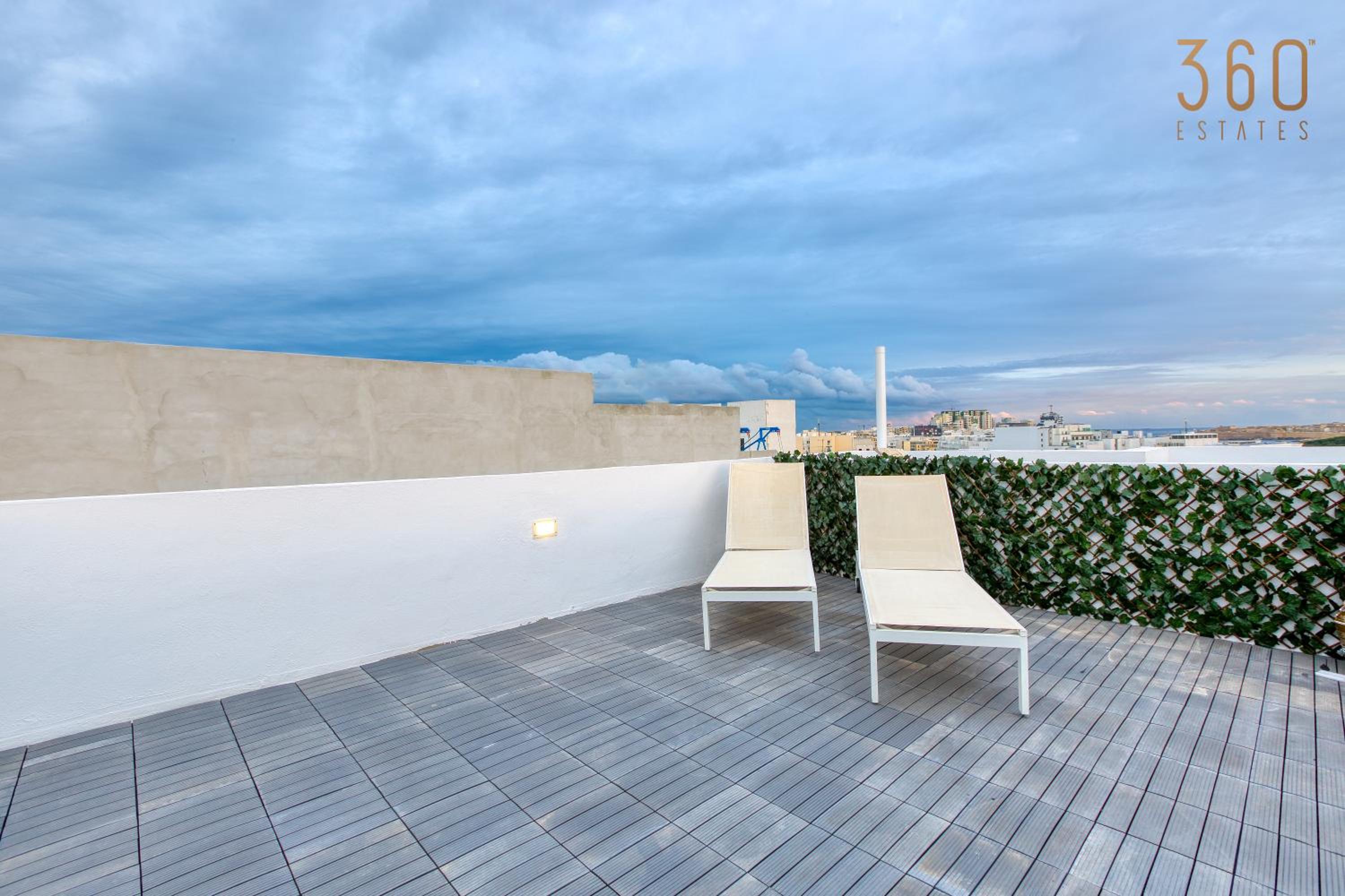 Beautiful 3BR Triplex penthouse with Hot-Tub by 360 Estates view 4