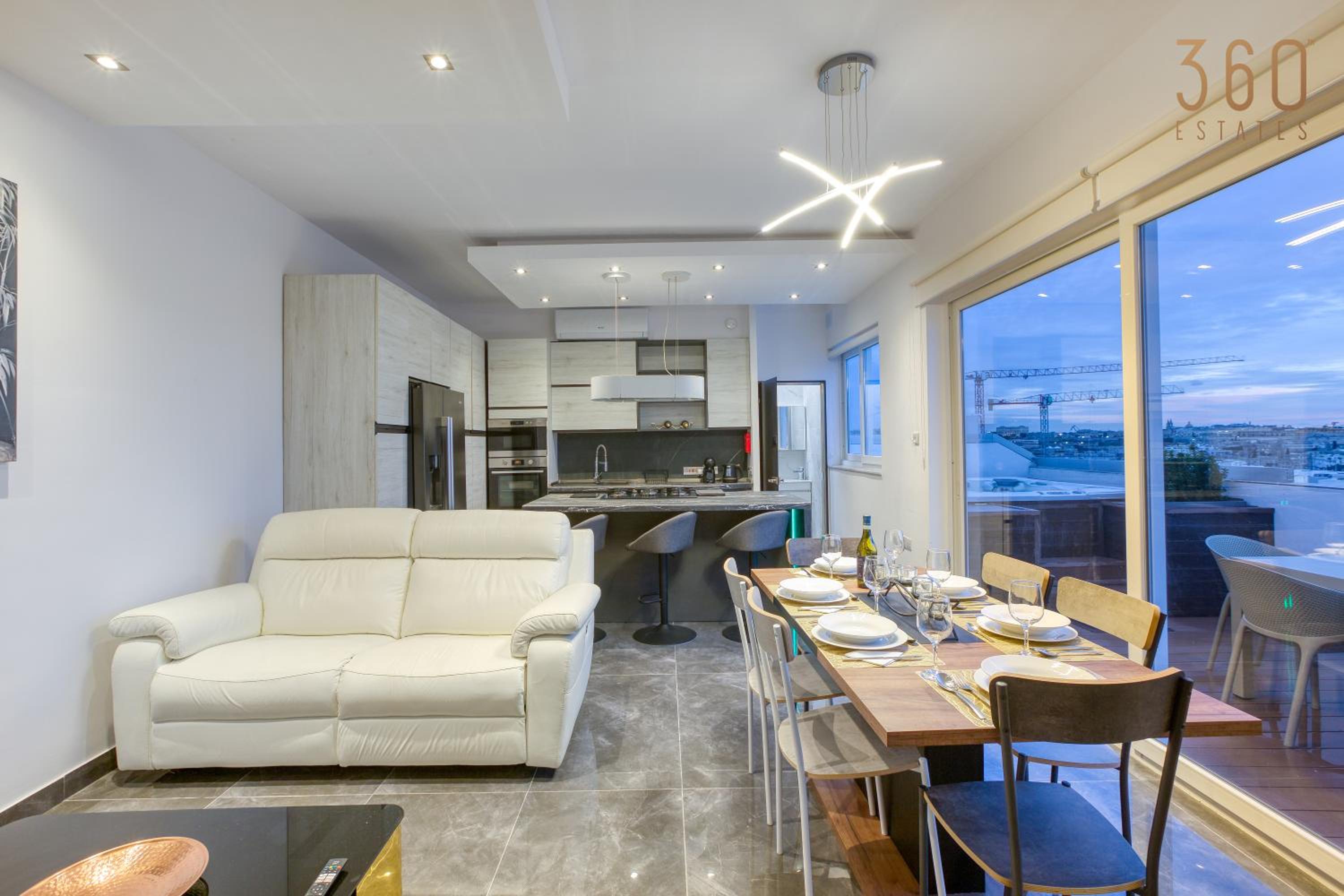 Beautiful 3BR Triplex penthouse with Hot-Tub by 360 Estates view 5