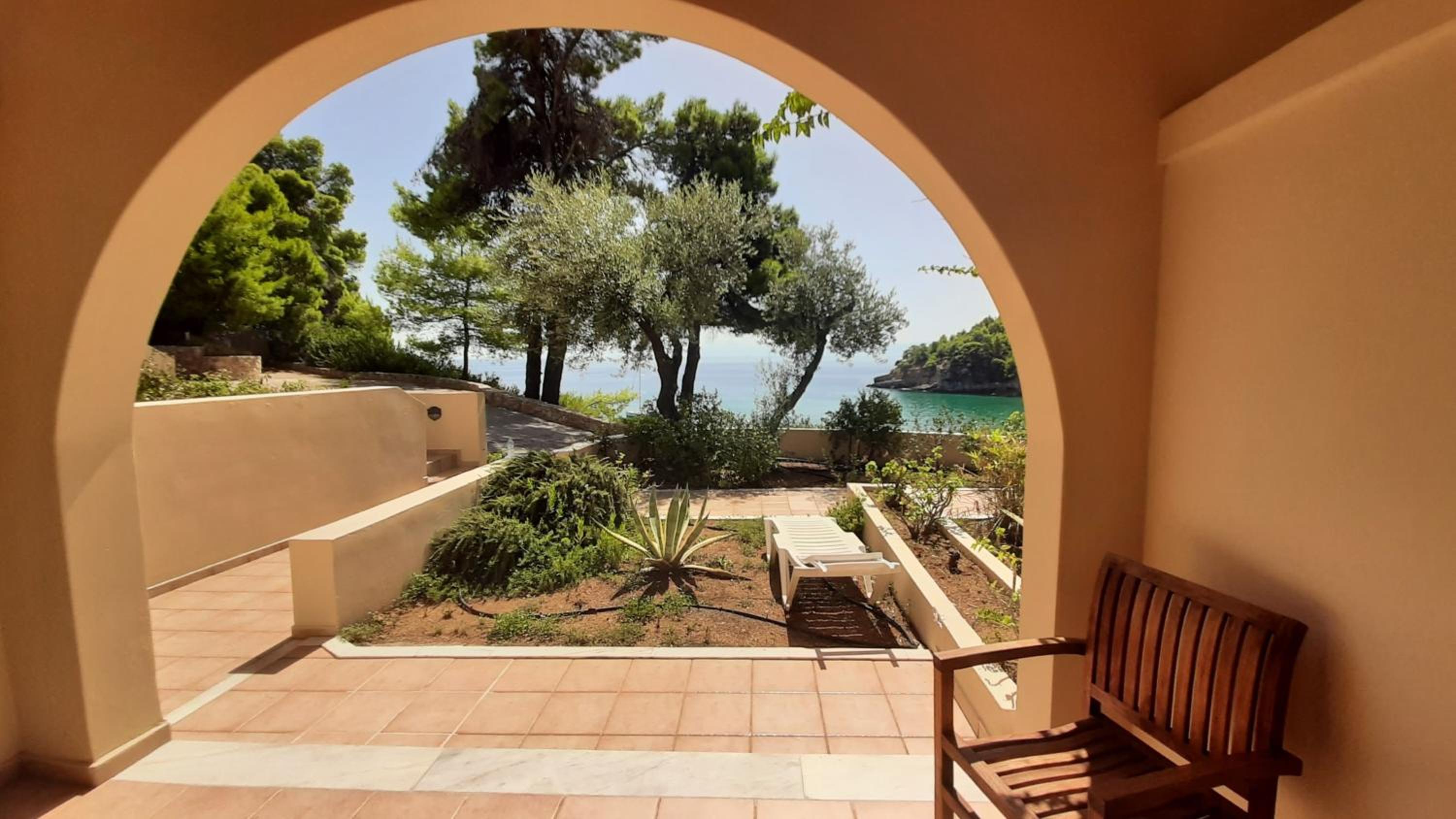 Alonissos Beach Bungalows And Suites Hotel