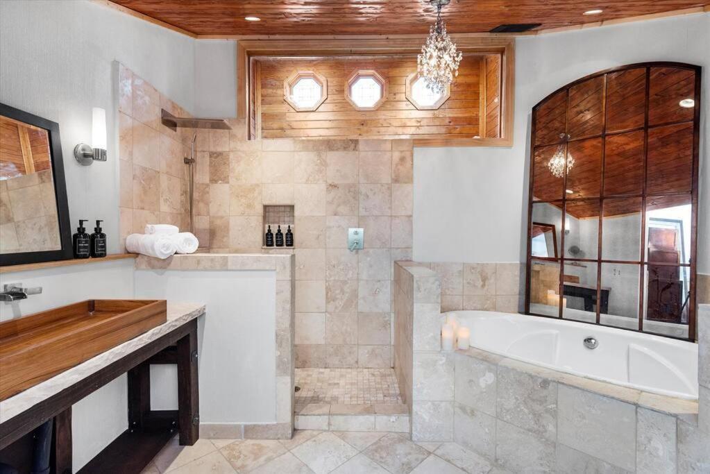 King Suites, Lakefront, Hot Tub, Watercraft view 2