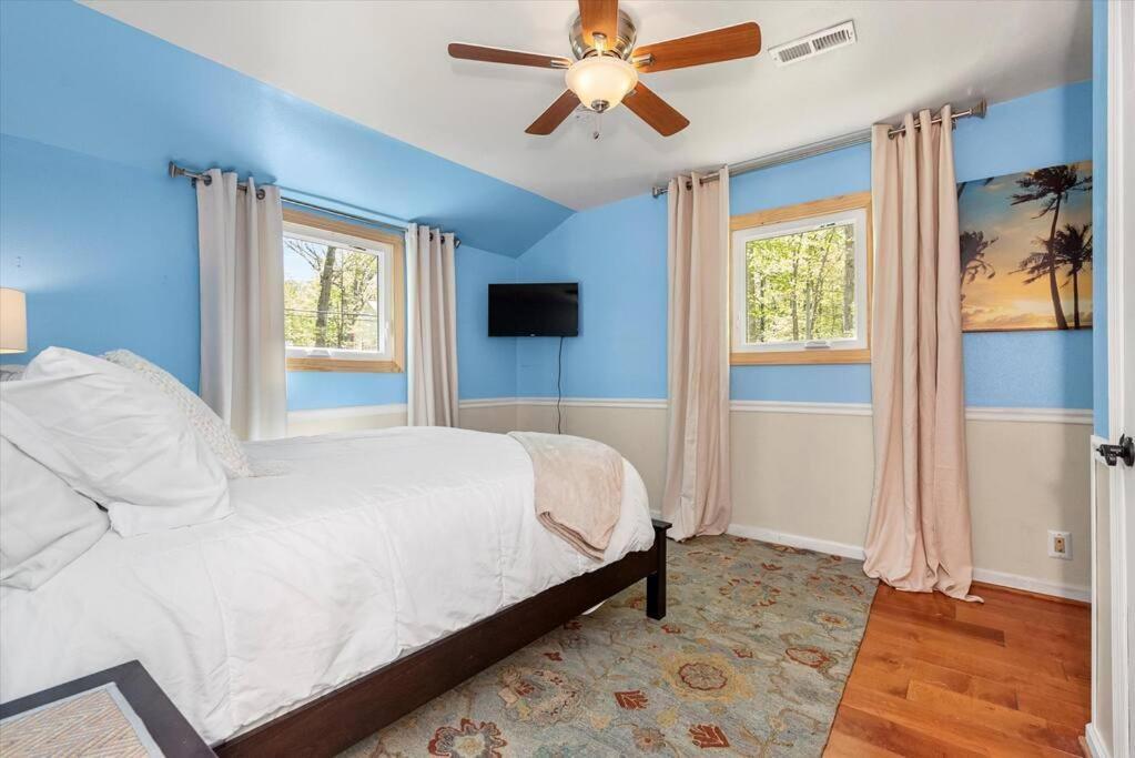 King Suites, Lakefront, Hot Tub, Watercraft view 3