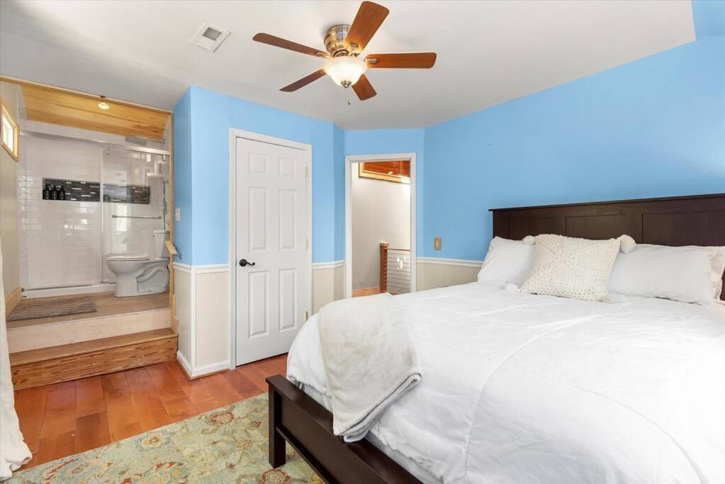 King Suites, Lakefront, Hot Tub, Watercraft view 4