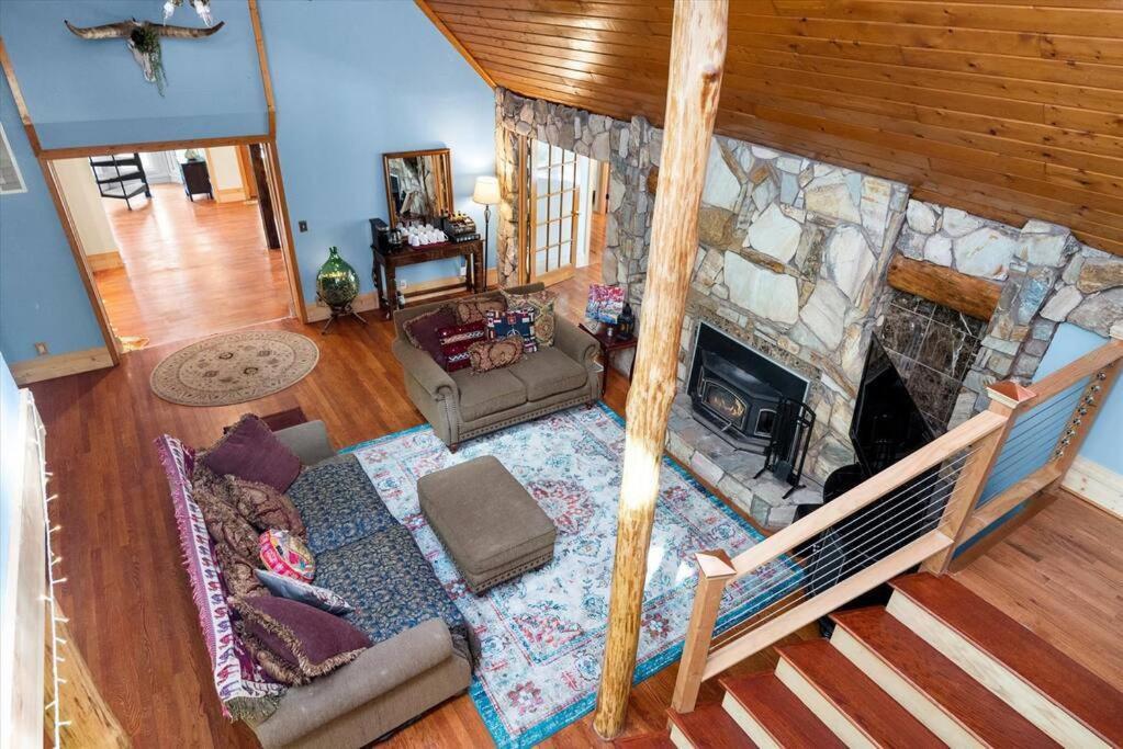 King Suites, Lakefront, Hot Tub, Watercraft view 5