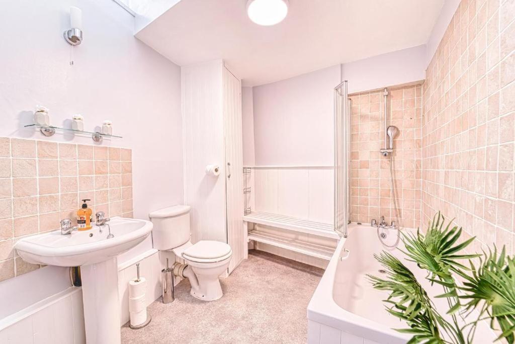 Deluxe Gem of Bath - Football Table - Sleeps 10