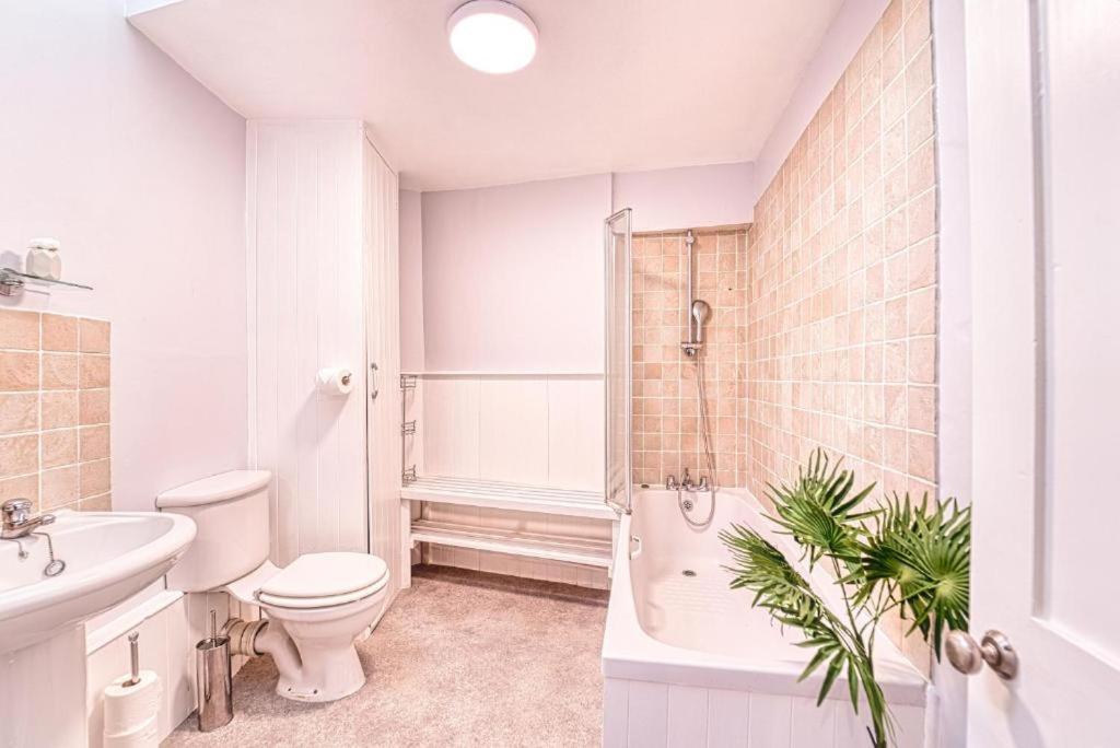 Deluxe Gem of Bath - Football Table - Sleeps 10