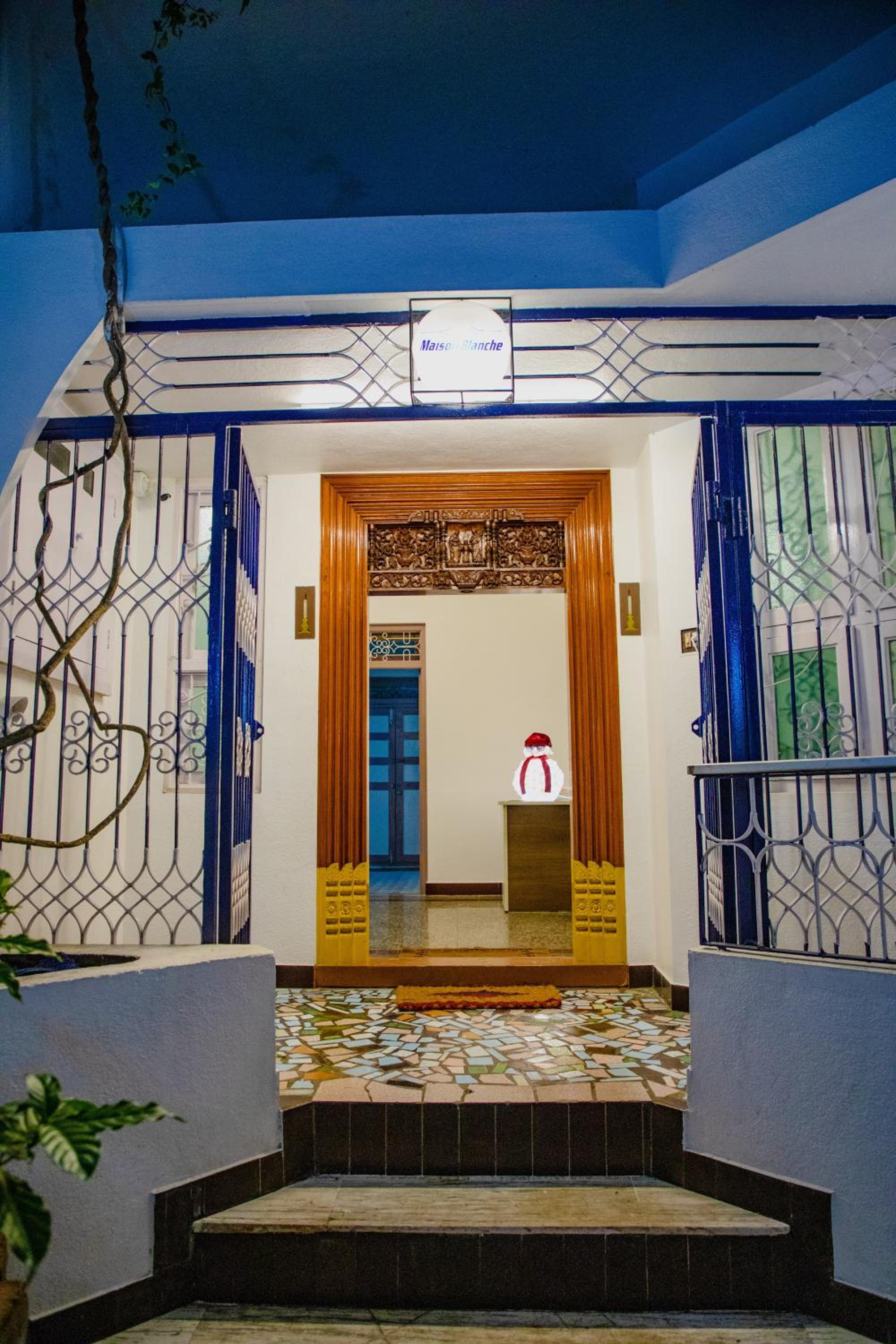 Maison Blanche Near Rock Beach view 3