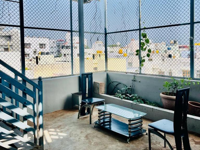 Sahara penthouse family, Stay