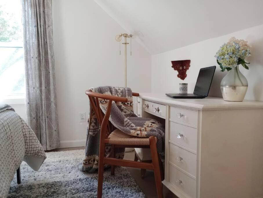 Charming Family Home Sleeps 8 near DC, Historic Old Town VA, & National Harbor view 5
