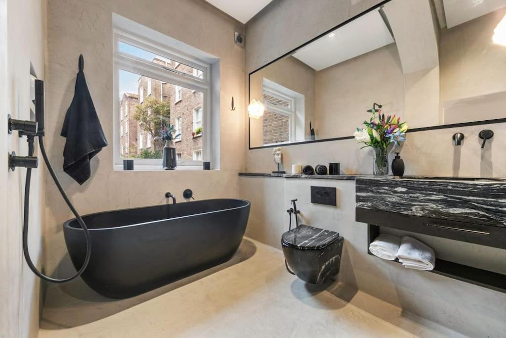 Unique 1 Bedroom Luxury Haven In Central London view 4