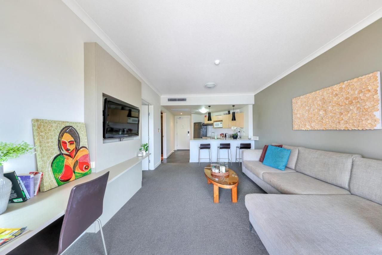 Resort Style Escape King Bed Pool Balcony