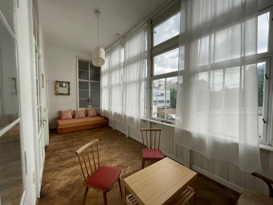 Geräumige Altbauwohnung im Zentrum