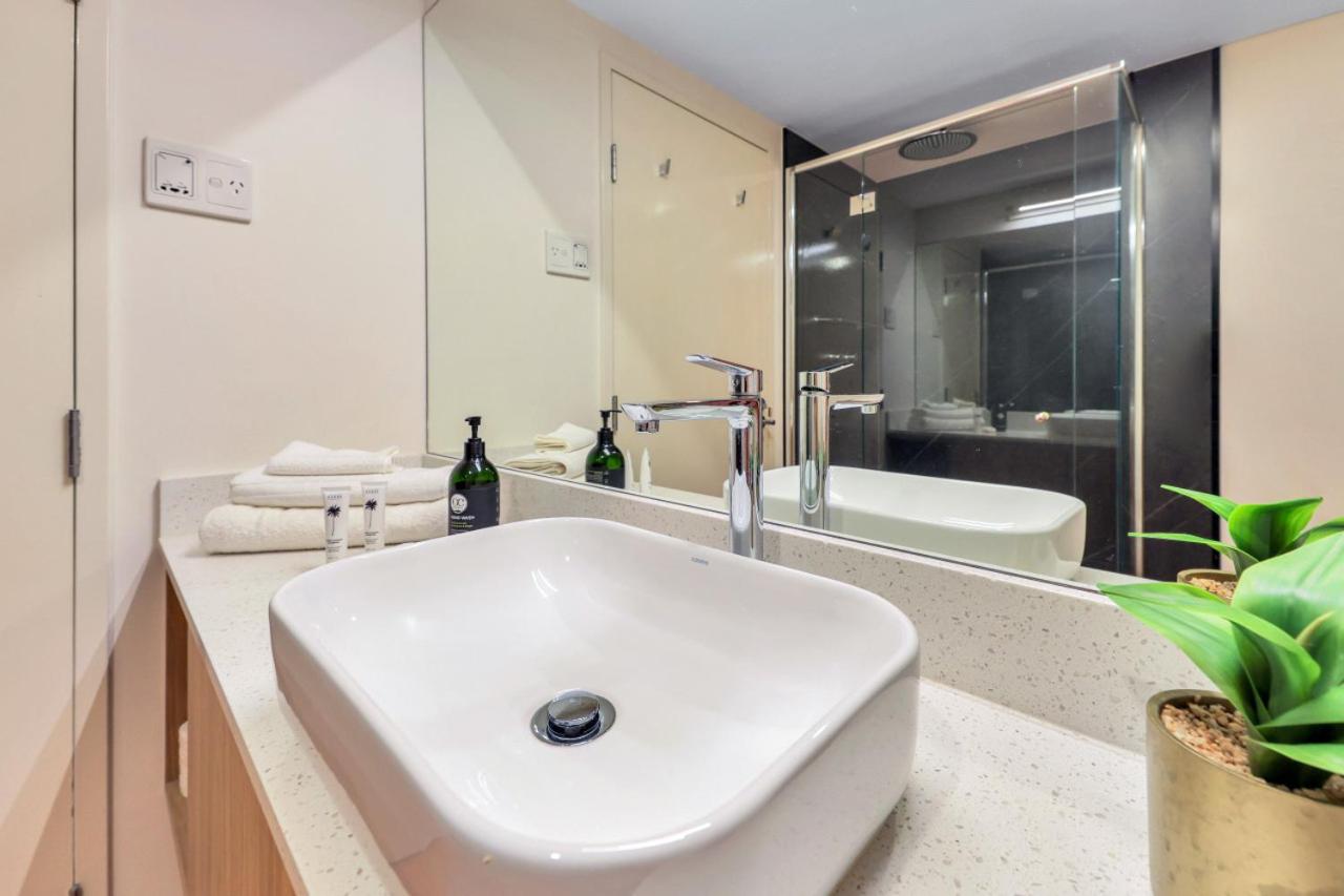 Resort Style Escape King Bed Pool Balcony