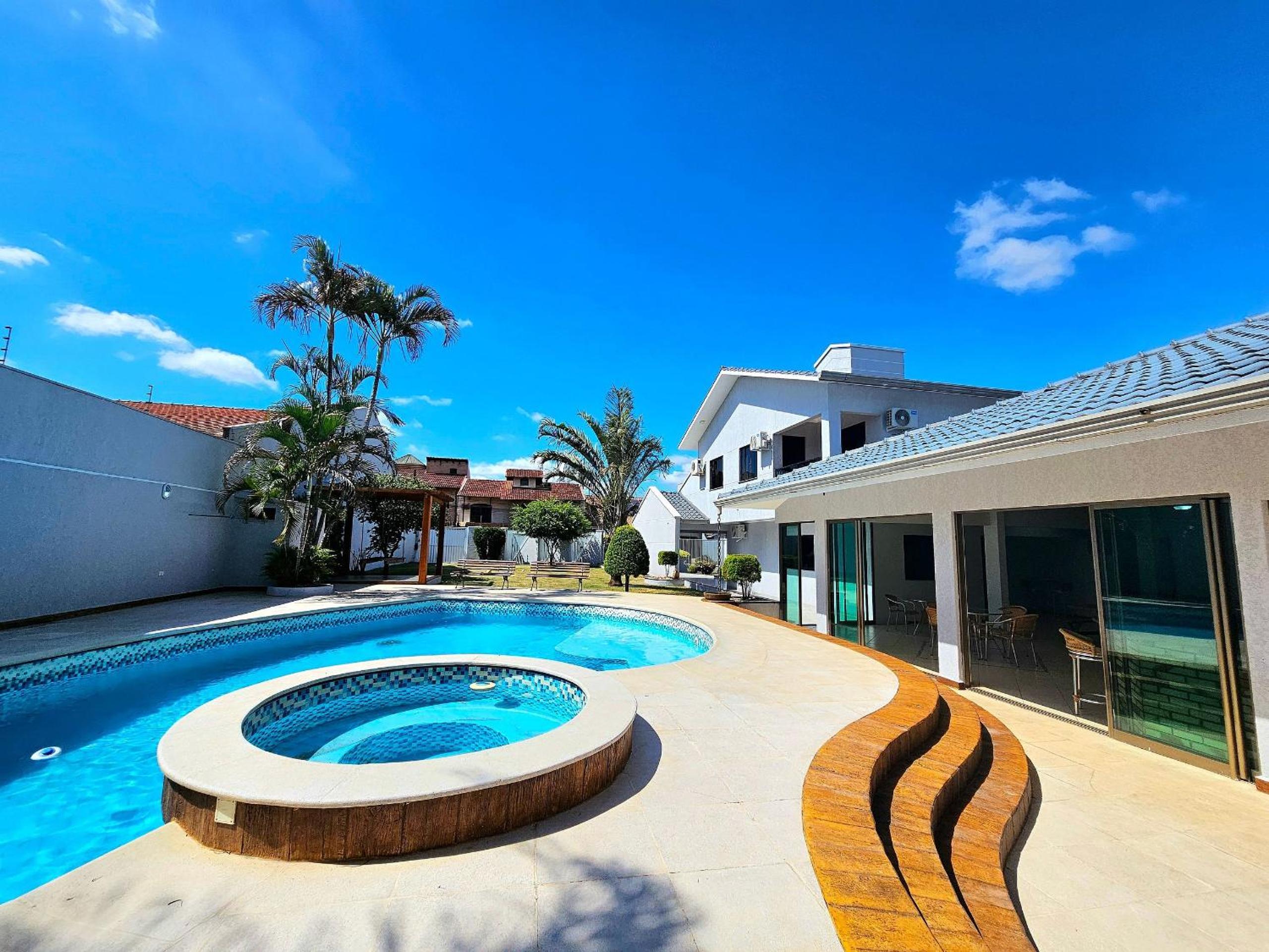 Casa 6 quartos Padrão TOP area nobre prox atrativo