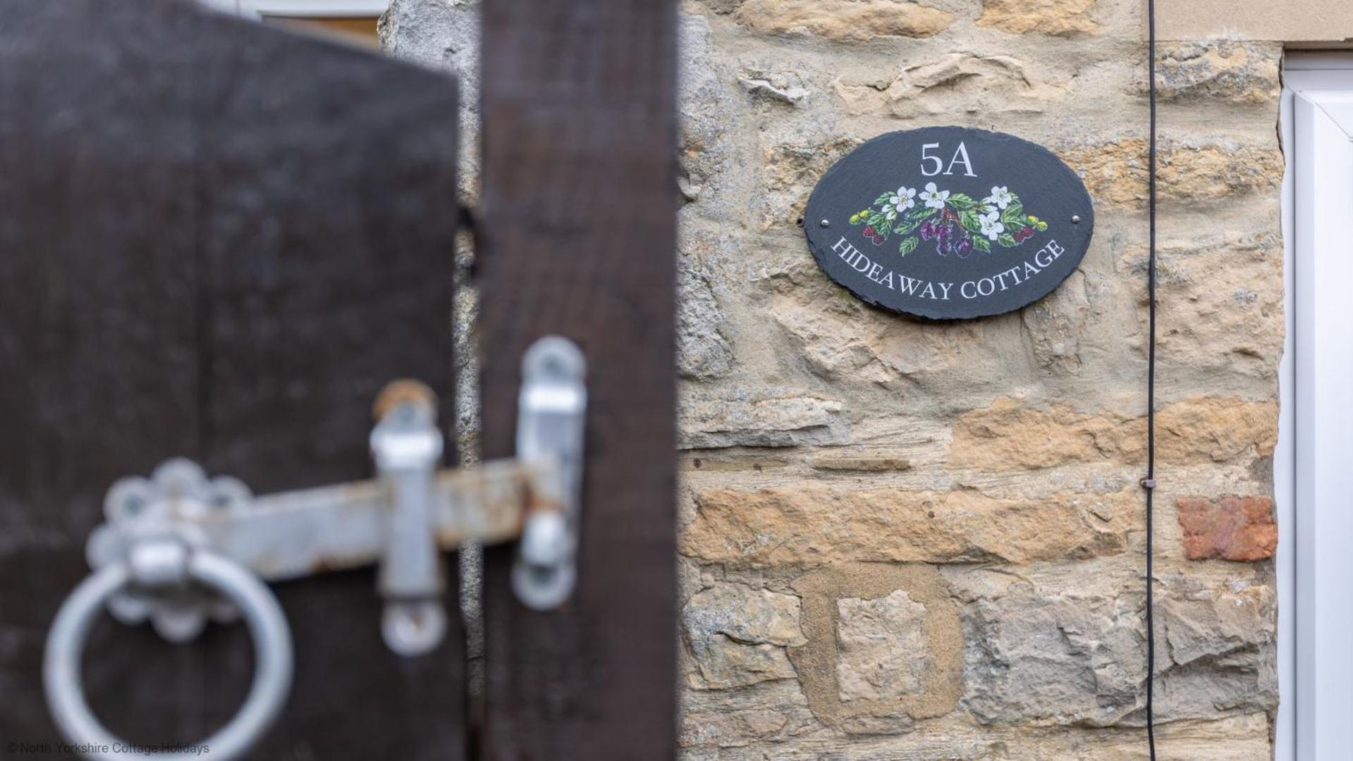 Picturesque Stone Cottage in the Heart of North Yorkshire Village - Hideaway Cottage