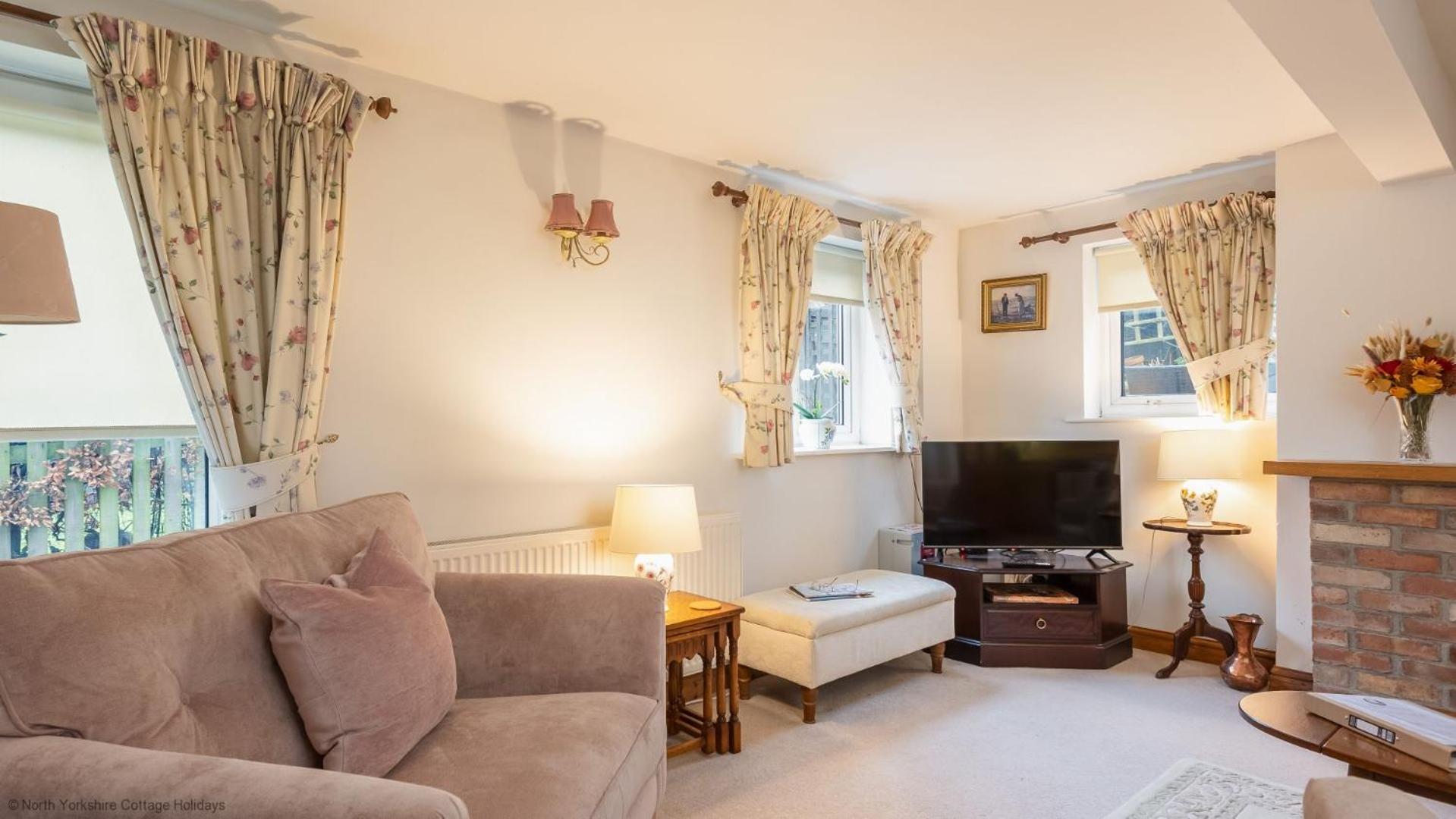 Picturesque Stone Cottage in the Heart of North Yorkshire Village - Hideaway Cottage