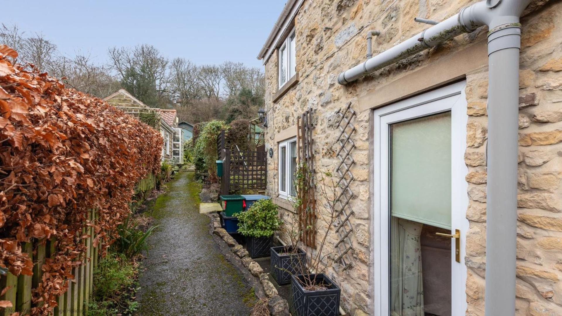 Picturesque Stone Cottage in the Heart of North Yorkshire Village - Hideaway Cottage