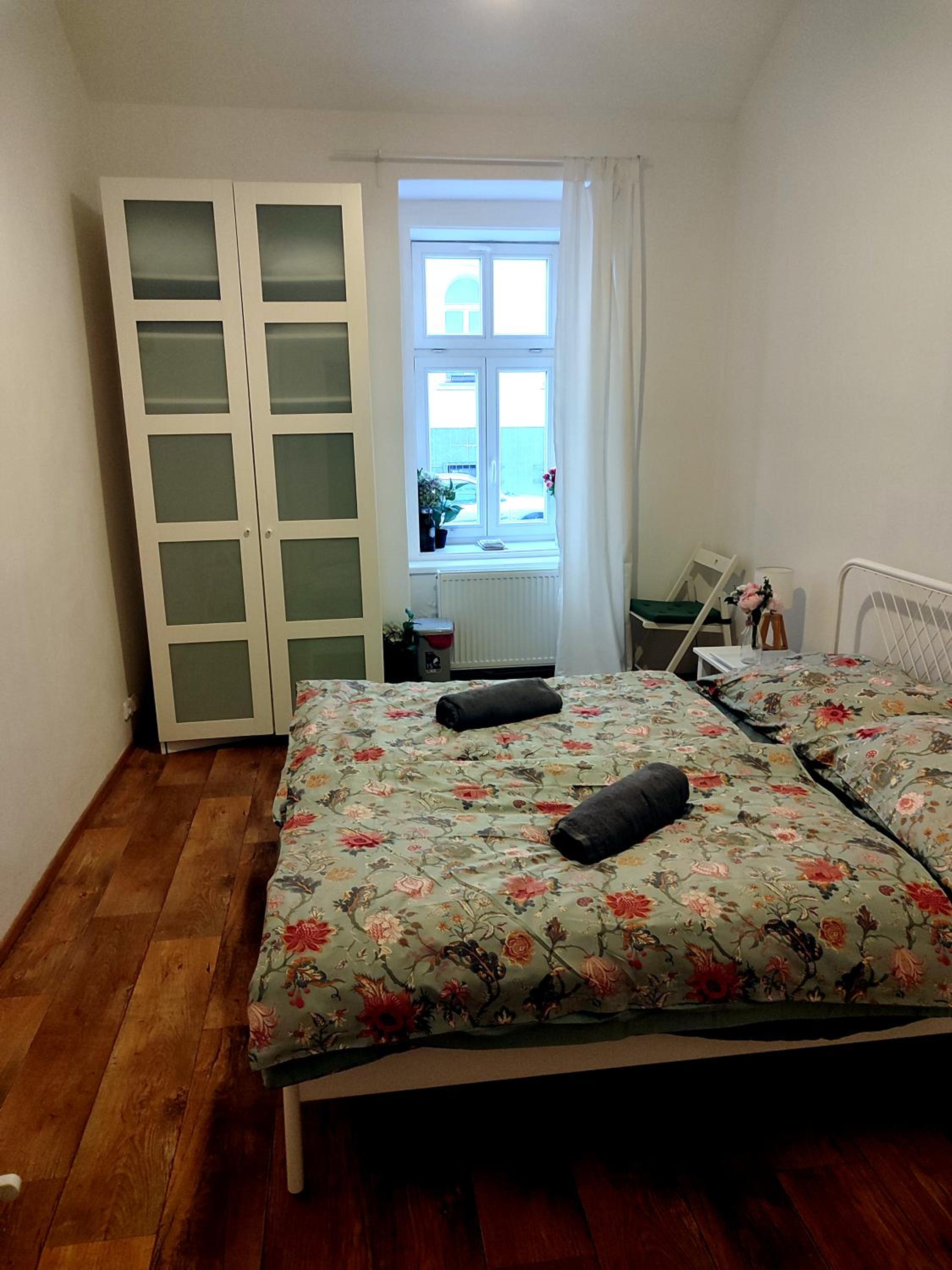Nice room with double bed in zizkov - shared bathroom