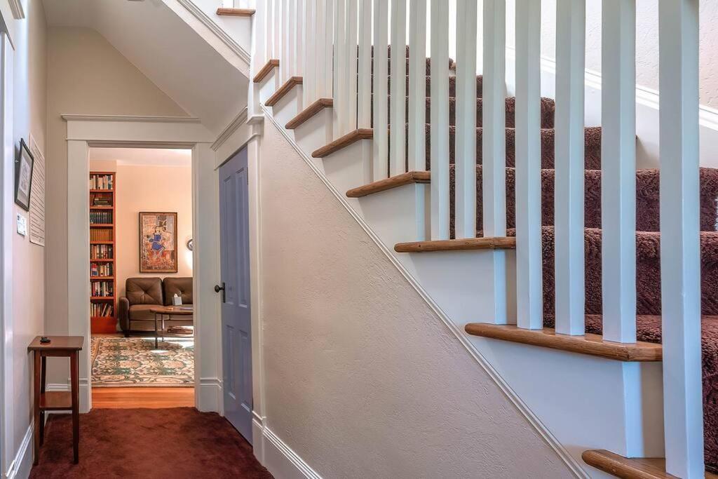Ashland Vacations - Bluemoon Vacation Rentals - Anne Hathaway House - Property Image 21
