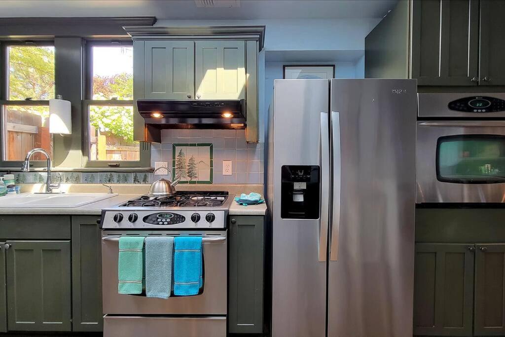 Ashland Vacations - Bluemoon Vacation Rentals - Anne Hathaway House - Property Image 19