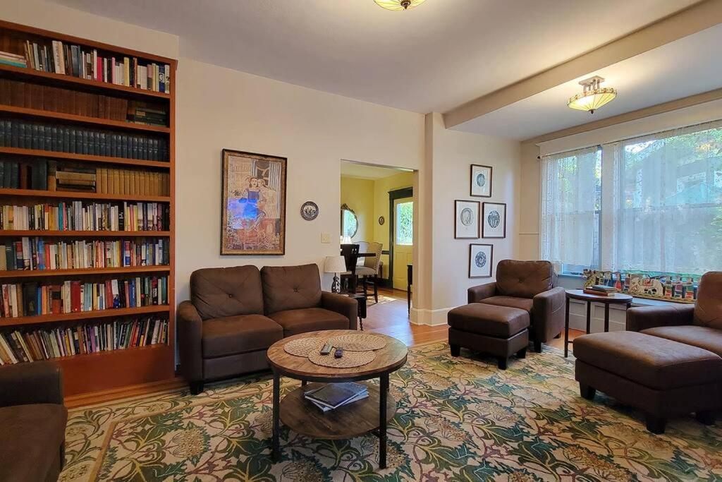 Ashland Vacations - Bluemoon Vacation Rentals - Anne Hathaway House - Property Image 18