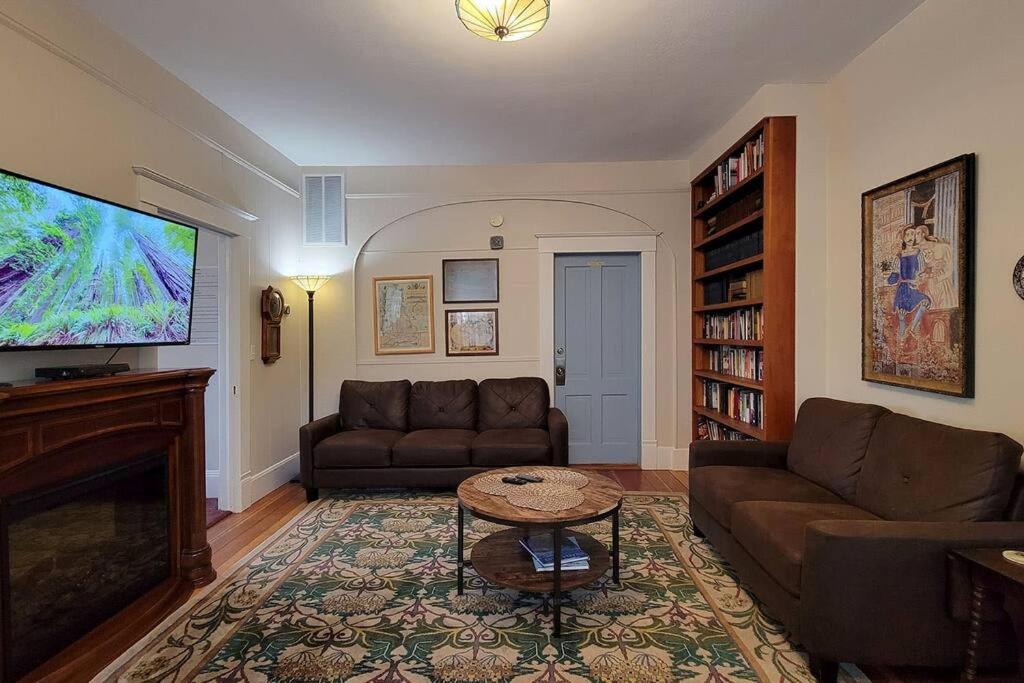 Ashland Vacations - Bluemoon Vacation Rentals - Anne Hathaway House - Property Image 17