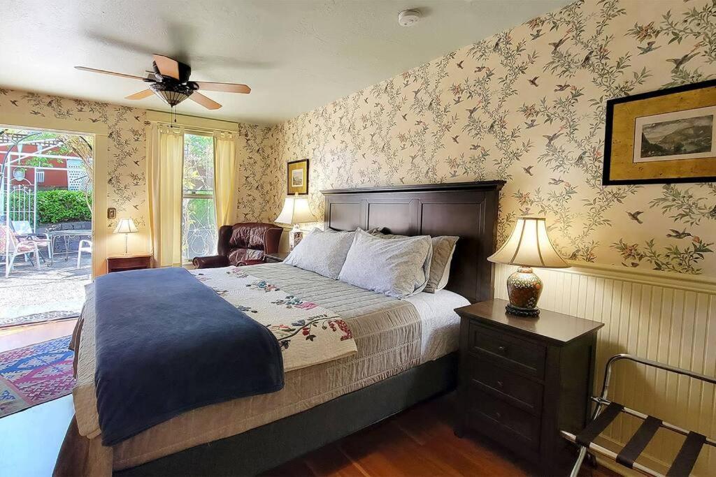 Ashland Vacations - Bluemoon Vacation Rentals - Anne Hathaway House - Property Image 16