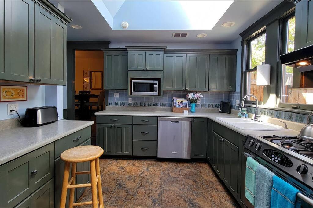 Ashland Vacations - Bluemoon Vacation Rentals - Anne Hathaway House - Property Image 15