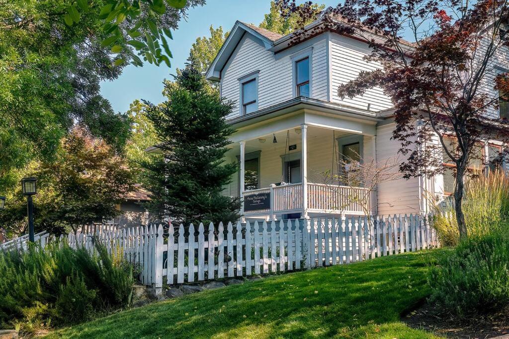 Ashland Vacations - Bluemoon Vacation Rentals - Anne Hathaway House - Property Image 14