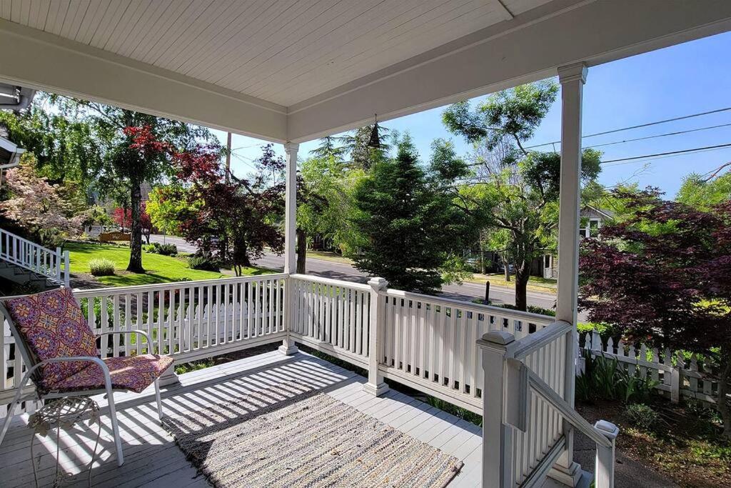 Ashland Vacations - Bluemoon Vacation Rentals - Anne Hathaway House - Property Image 13