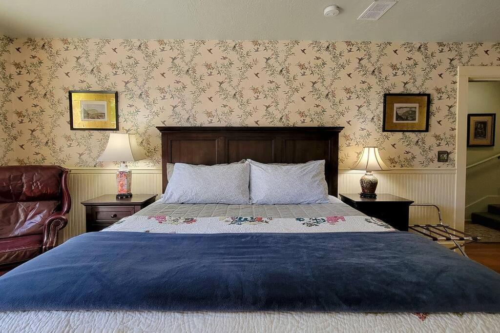 Ashland Vacations - Bluemoon Vacation Rentals - Anne Hathaway House - Property Image 11