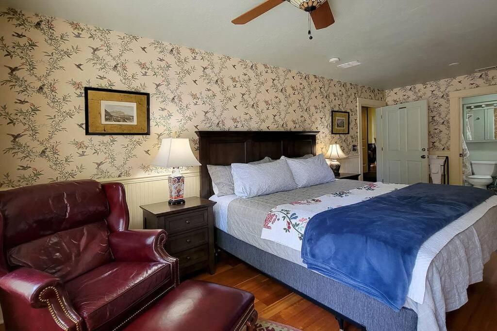 Ashland Vacations - Bluemoon Vacation Rentals - Anne Hathaway House - Property Image 10
