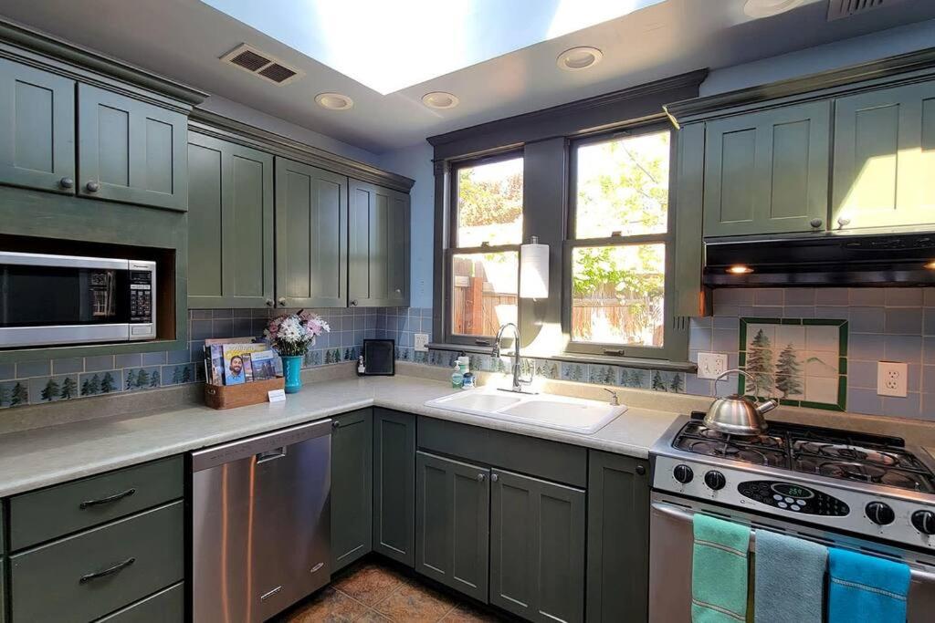 Ashland Vacations - Bluemoon Vacation Rentals - Anne Hathaway House - Property Image 9