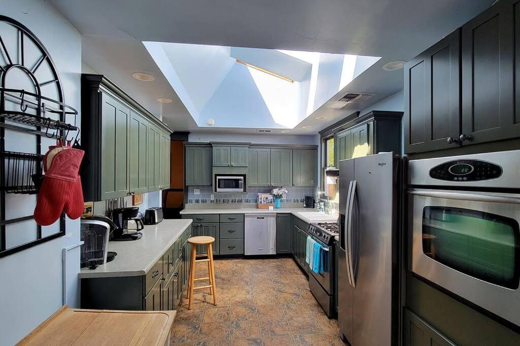 Ashland Vacations - Bluemoon Vacation Rentals - Anne Hathaway House - Property Image 6