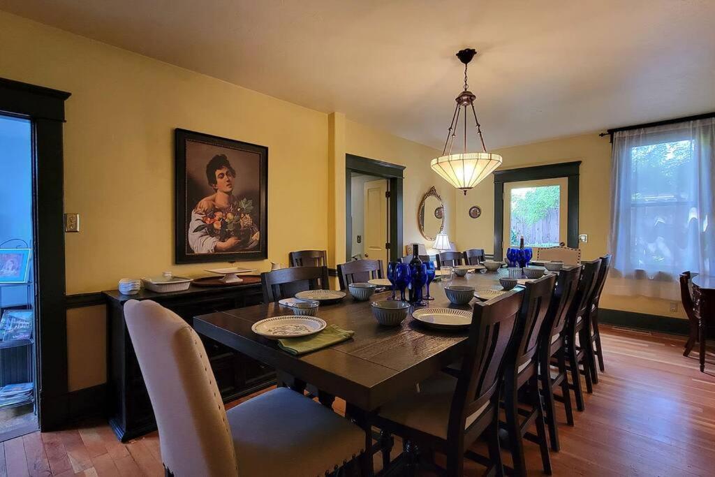 Ashland Vacations - Bluemoon Vacation Rentals - Anne Hathaway House - Property Image 4