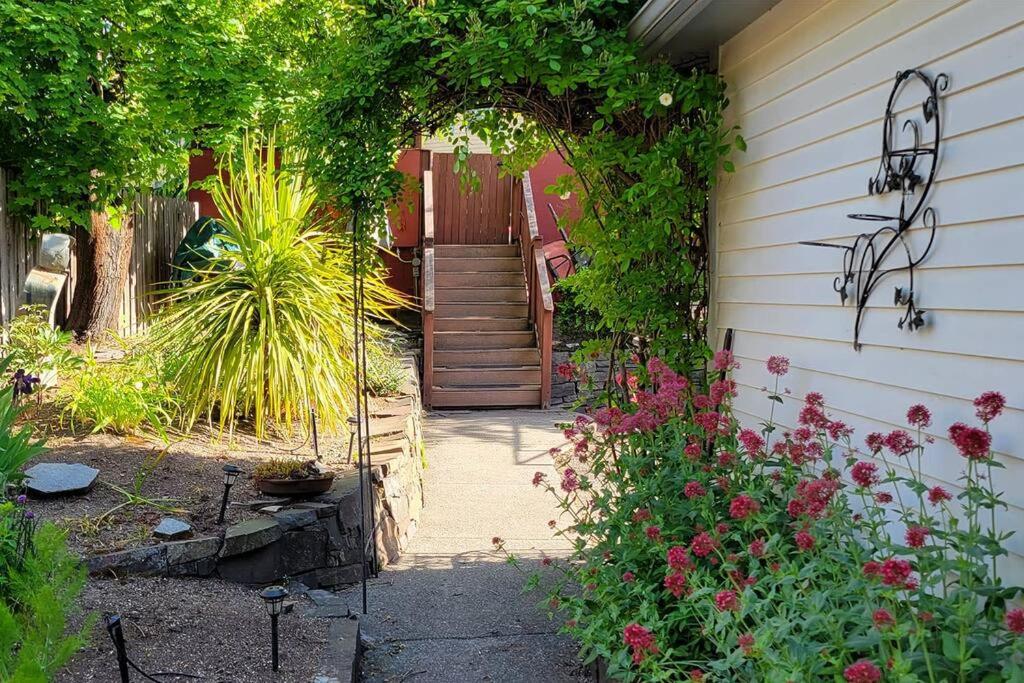 Ashland Vacations - Bluemoon Vacation Rentals - Anne Hathaway House - Property Image 3