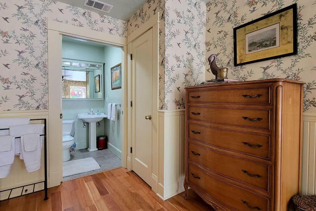 Ashland Vacations - Bluemoon Vacation Rentals - Anne Hathaway House - Property Image 2