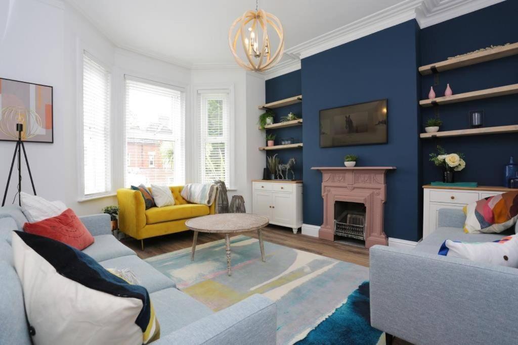 GORDON ROAD by BOURNECOAST - A Modern Holiday Home near the Beach with a Lovely Garden - HB2192 view 2