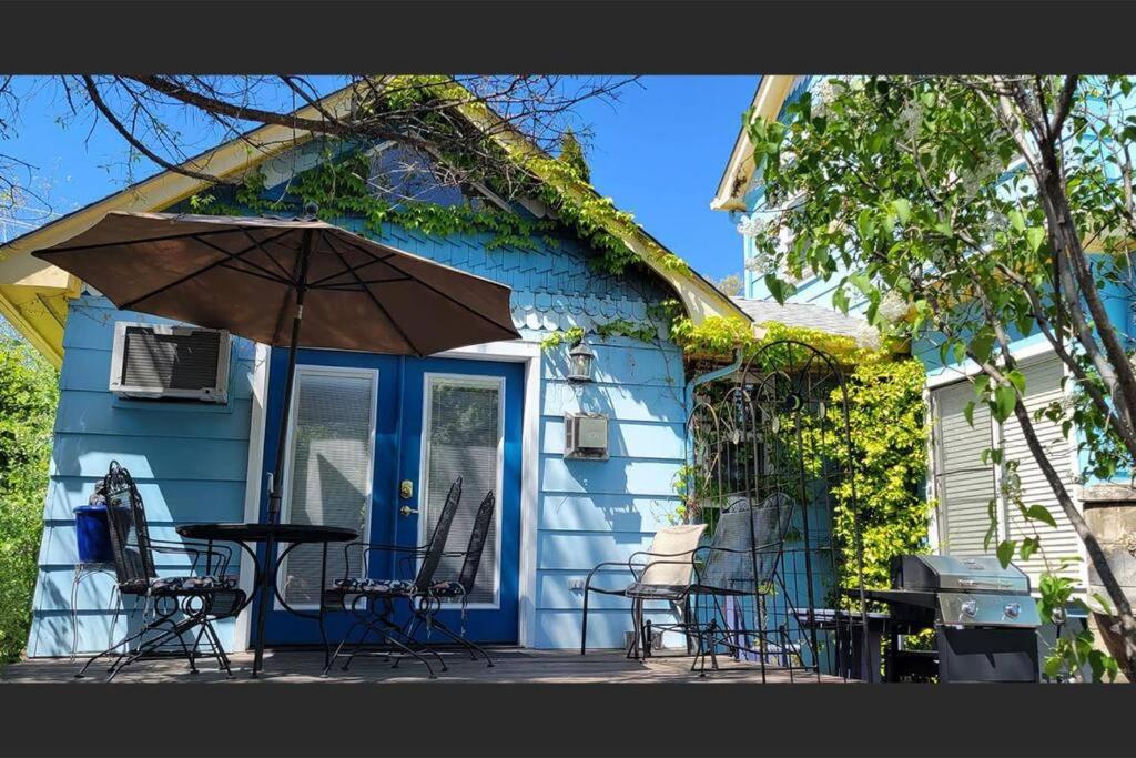 Bluemoon Vacation Rentals - Bluemoon Cottage view 2
