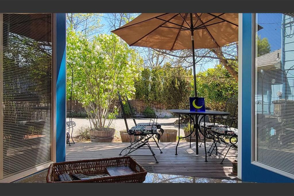 Bluemoon Vacation Rentals - Bluemoon Cottage view 3