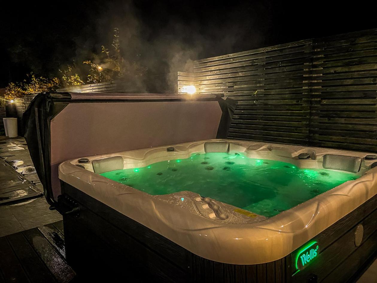 Chez Sabine et Eric Maison pour 6 personnes avec piscine chauffée et jacuzzi privé