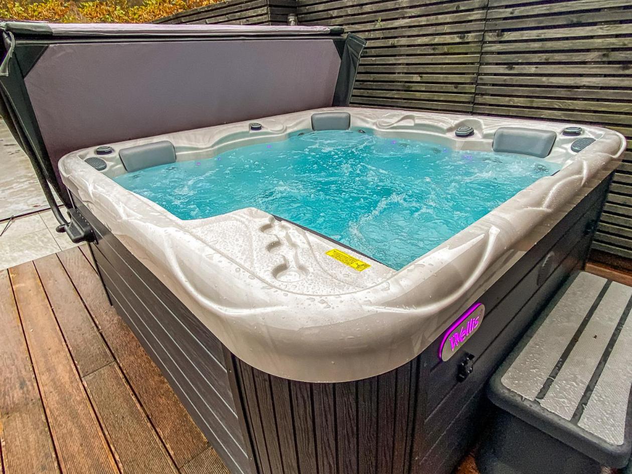 Chez Sabine et Eric Maison pour 6 personnes avec piscine chauffée et jacuzzi privé